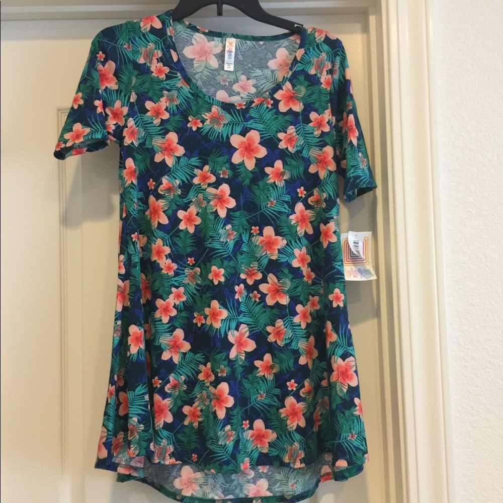 Lularoe NWT Hawaiian print perfect tee